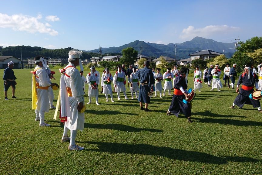 小中学生が王子町鉦踊り・銭太鼓2