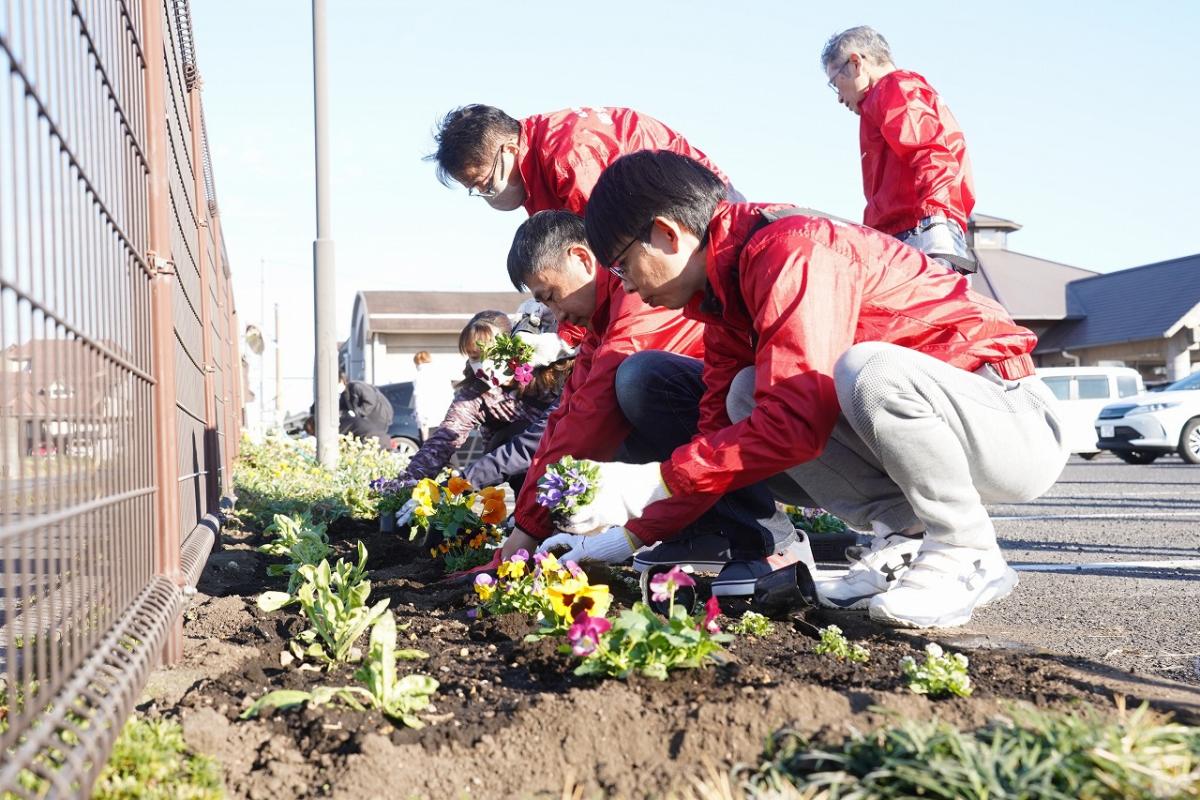 鹿児島県東部地区郵便局長会鹿屋部会が植栽ボランティア1