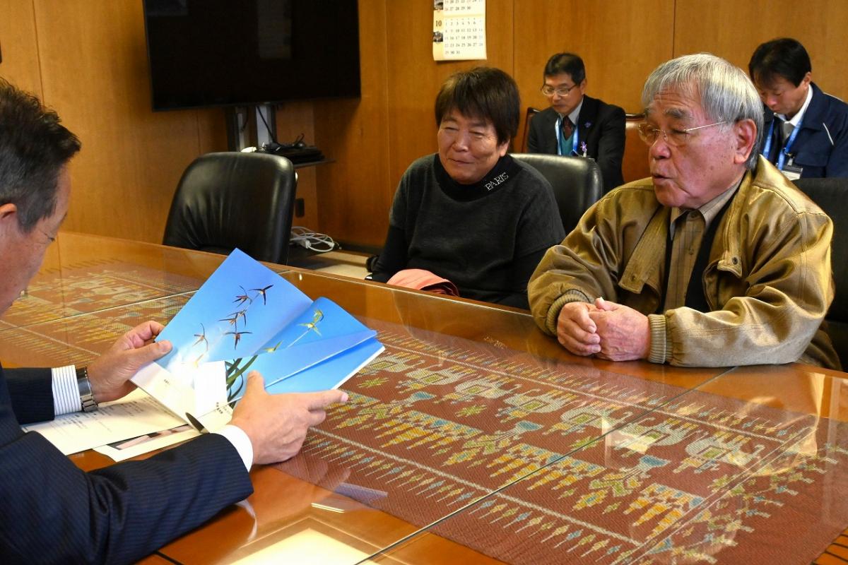 古市利秋さん・ちづ子さんが寒蘭品評大会で特別賞を受賞