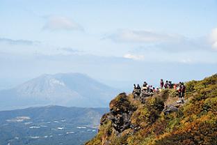 標高約1,237m の大箆柄岳（おおのがらだけ）の山頂から望む桜島　-上高隈町／10月28日-