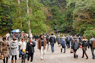 初詣でにぎわう吾平山上陵　-吾平町上名／1月1日-