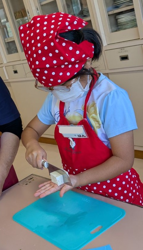 豆腐の手のひら切り