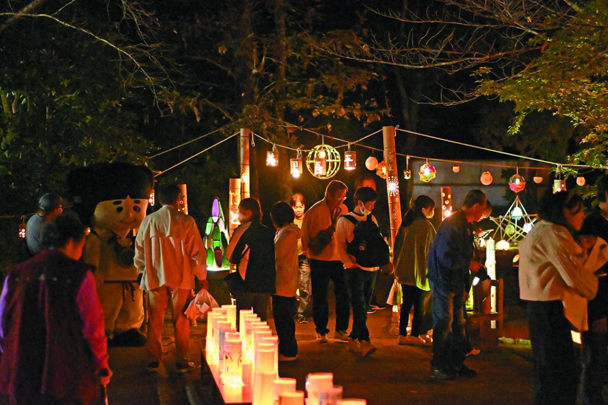 竹灯籠が来場者を魅了