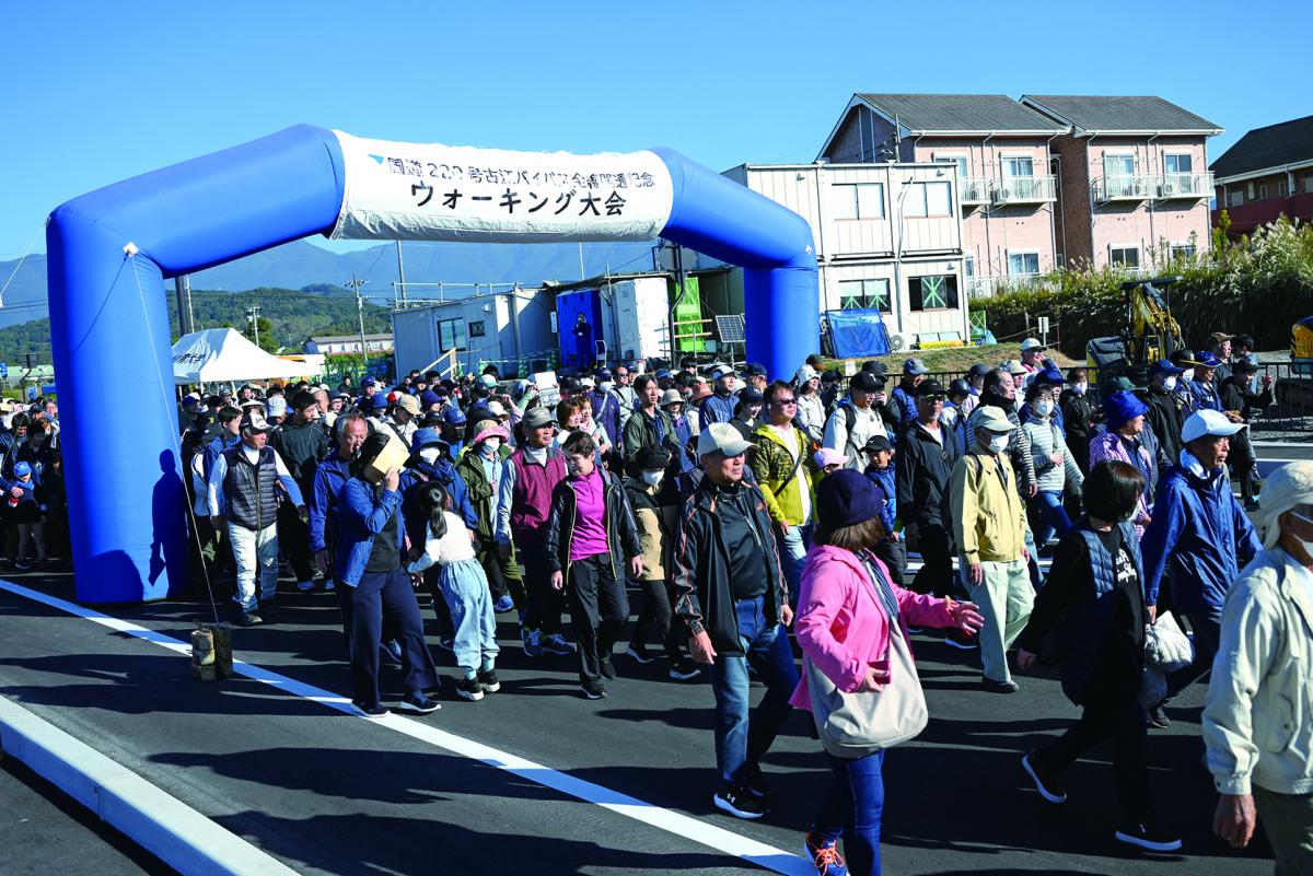 古江バイパス、全線開通を祝う