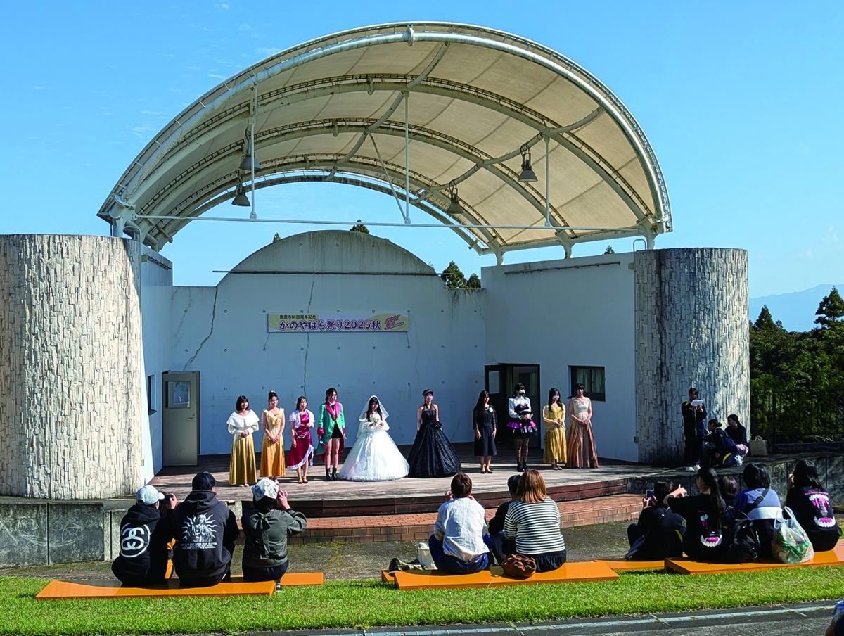 秋の霧島ヶ丘公園、賑わう2