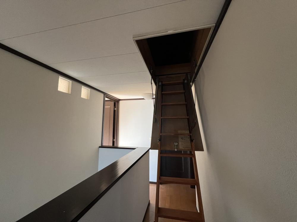 屋根裏収納