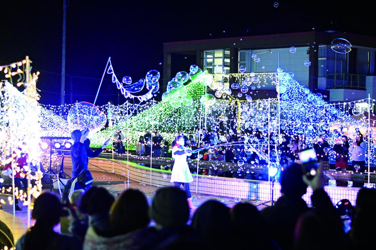 クリスマスを幻想的な輝きが彩る1