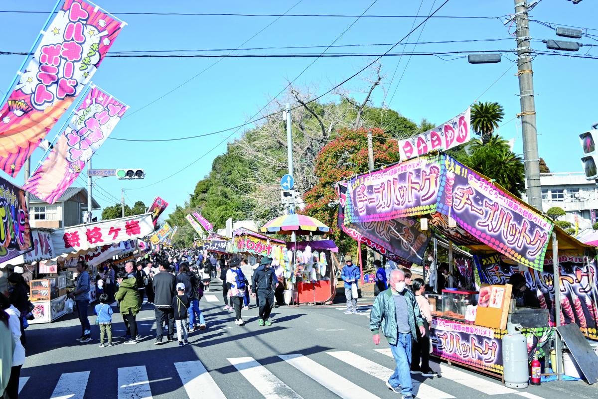 伝統の二十三や市 約５万人で賑わう