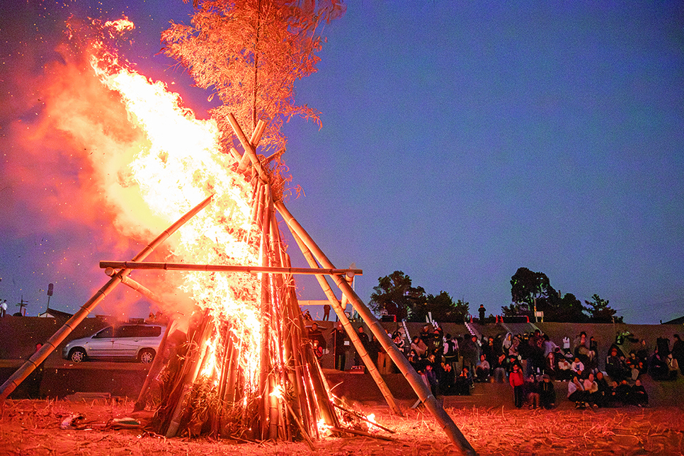 燃え上がる炎に感嘆