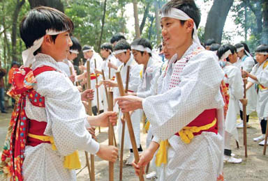瀬戸山神社で棒踊りを奉納
