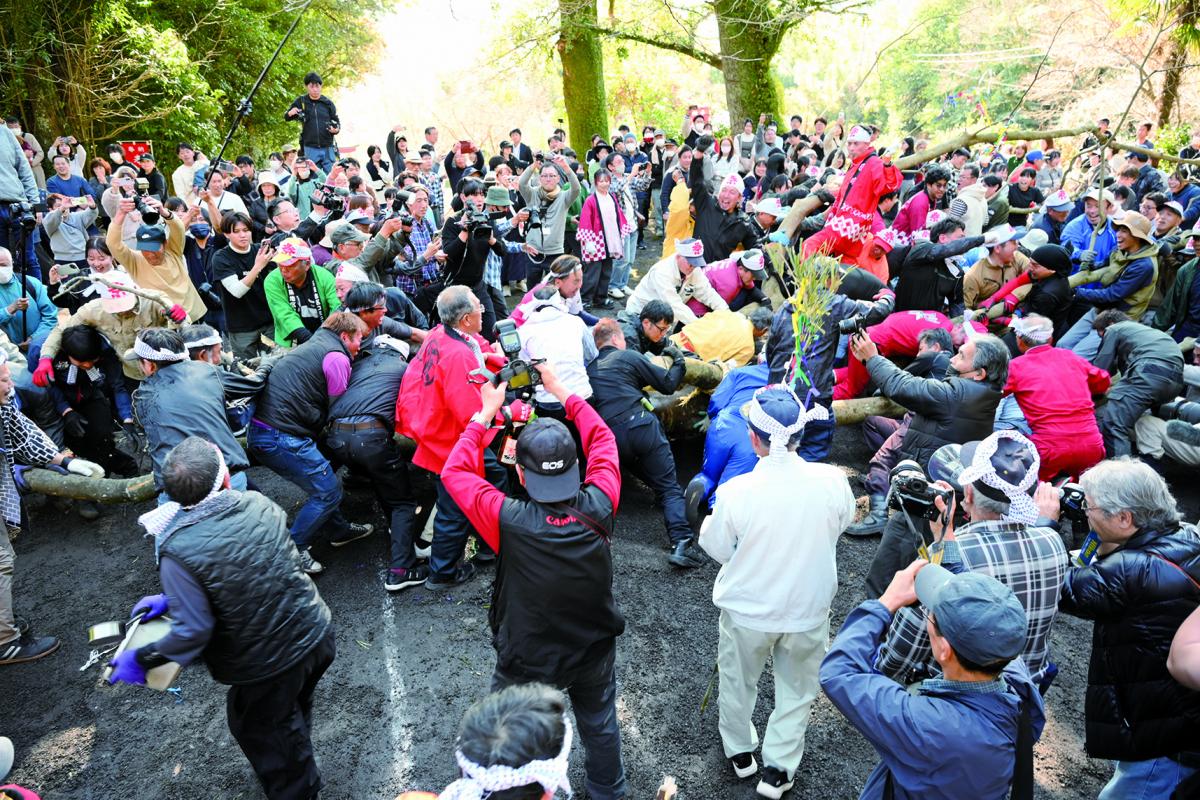 意地のぶつけ合い、共に五穀豊穣と無病息災を願う4
