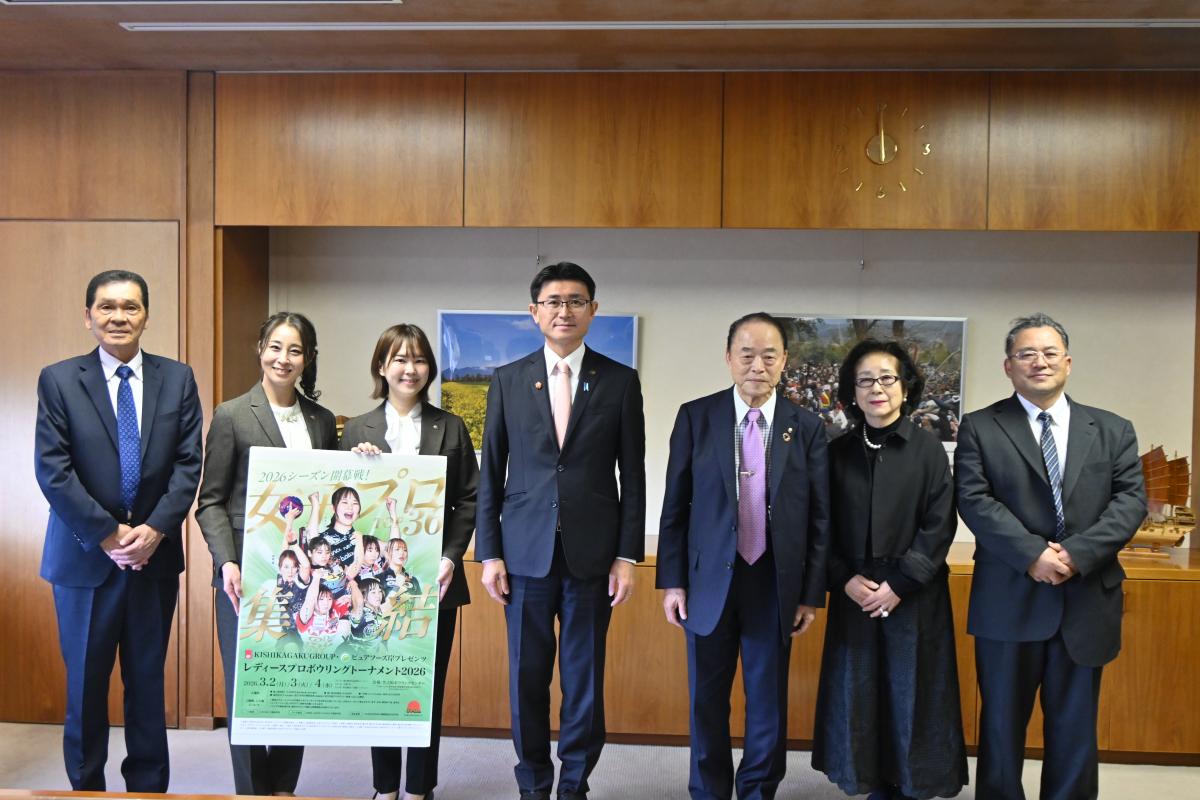 (表敬)KISHIKAGAKU GROUP 岸 会長、姫路 麗 選手、坂本 かや 選手