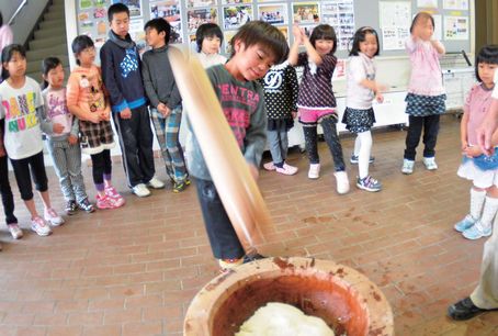 つきたての餅を味わう