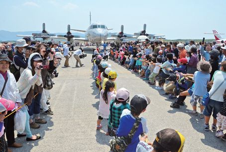 大空を舞う航空機と子どもたちとの真剣勝負