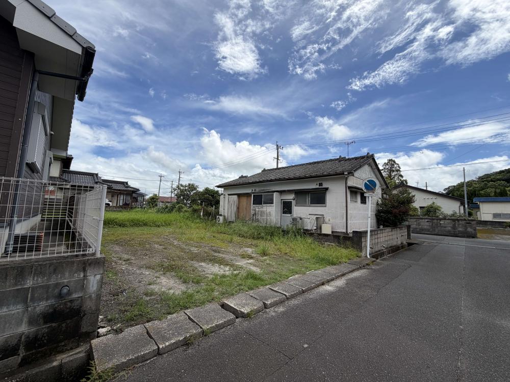隣接雑種地
