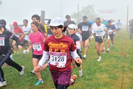 濃霧に包まれた難コースで健脚を競う