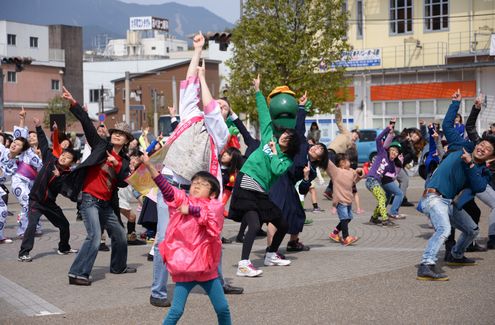 多くのダンサーが集まりハンヤ節を踊る