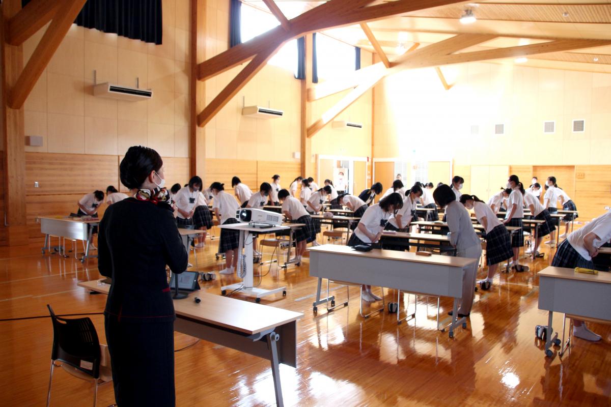 JALによる鹿屋女子高マナー講座(1)