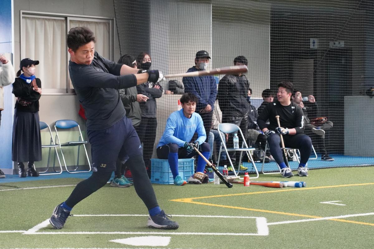 プロ野球選手3人が市内合宿(3)