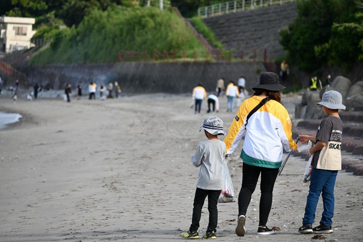 ウミガメ保護に伴う海岸清掃